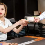 В салон пришла повестка в суд от бывшего сотрудника: что делать?